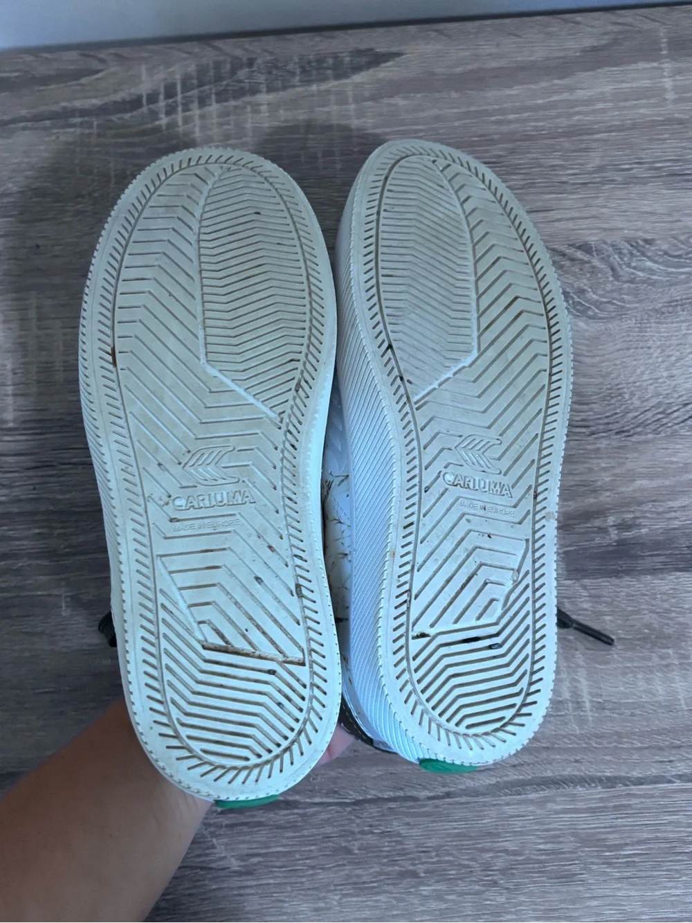 Cariuma White Sneakers with Black Laces and Green Heel Tab size 6.5