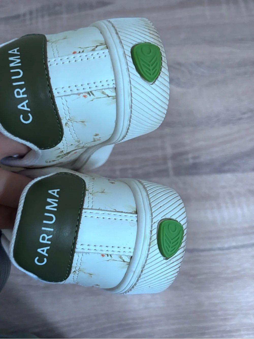 Cariuma White Sneakers with Black Laces and Green Heel Tab size 6.5
