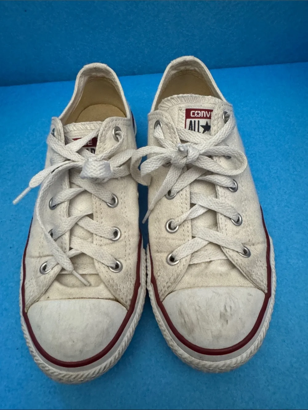 Converse Kids Low-Top Sneakers in Off-White with Red Trim