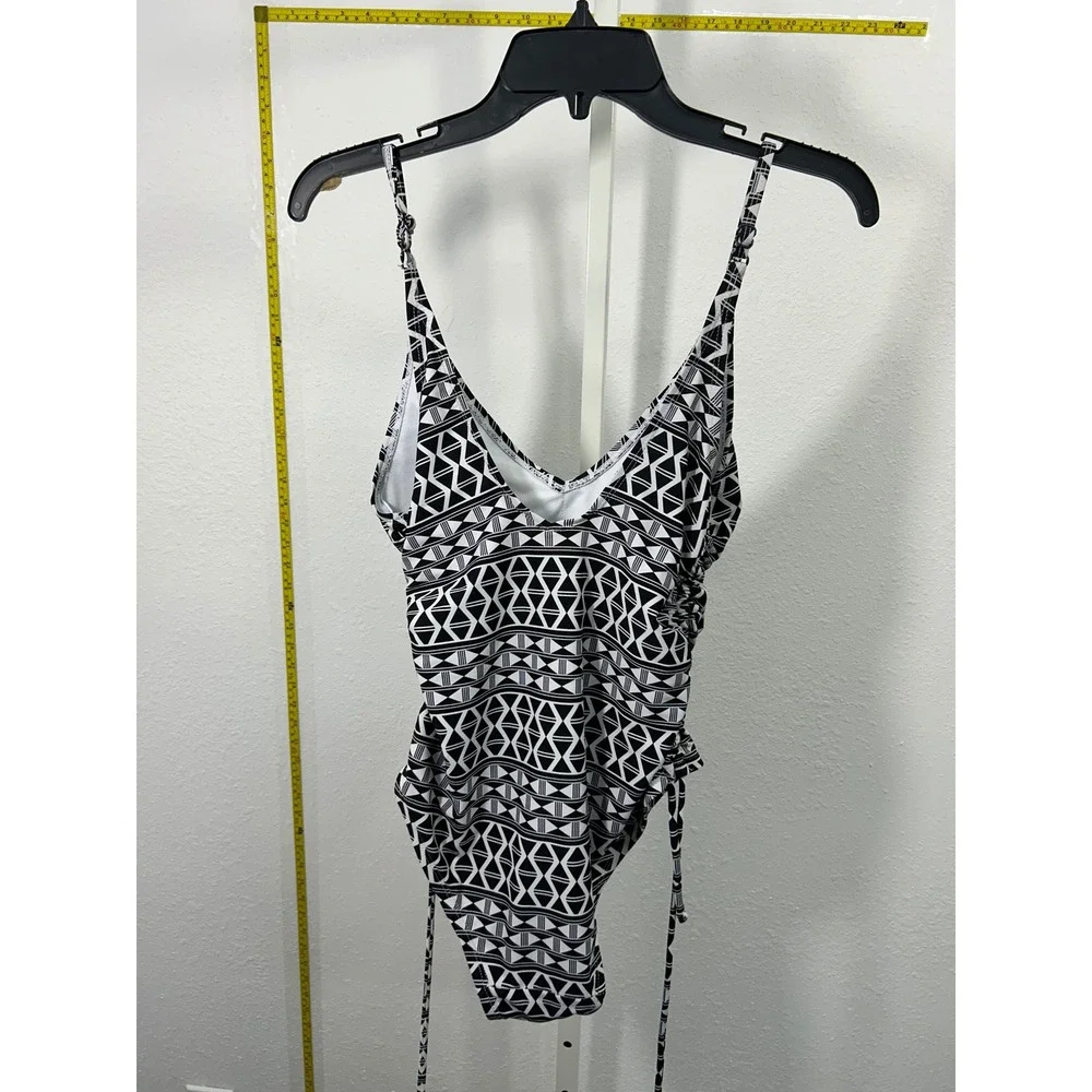 Time and Tru Womens Black White Geometric One Piece Swimsuit Size‎ M 8-10 Cinch