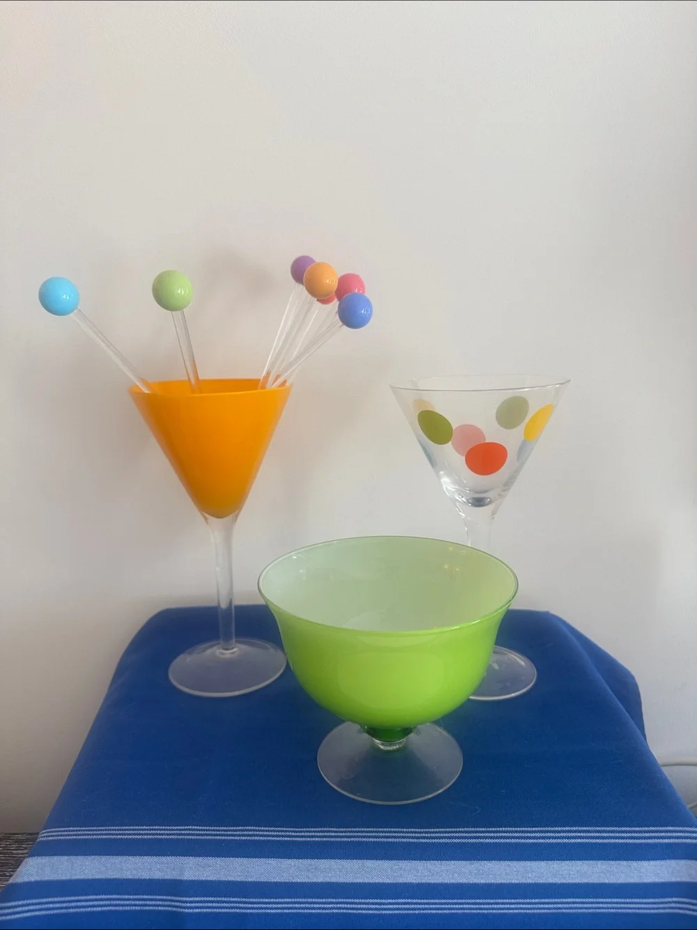 Martini bar set, 2 martini glasses, ice bucket, and 7 stirrers.