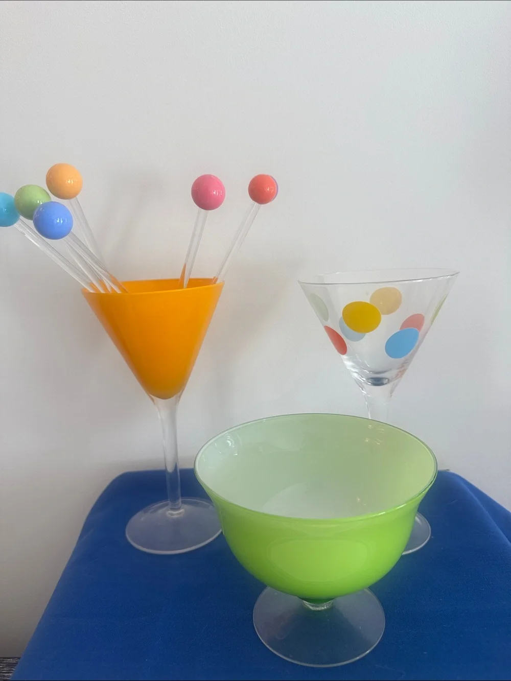 Martini bar set, 2 martini glasses, ice bucket, and 7 stirrers.
