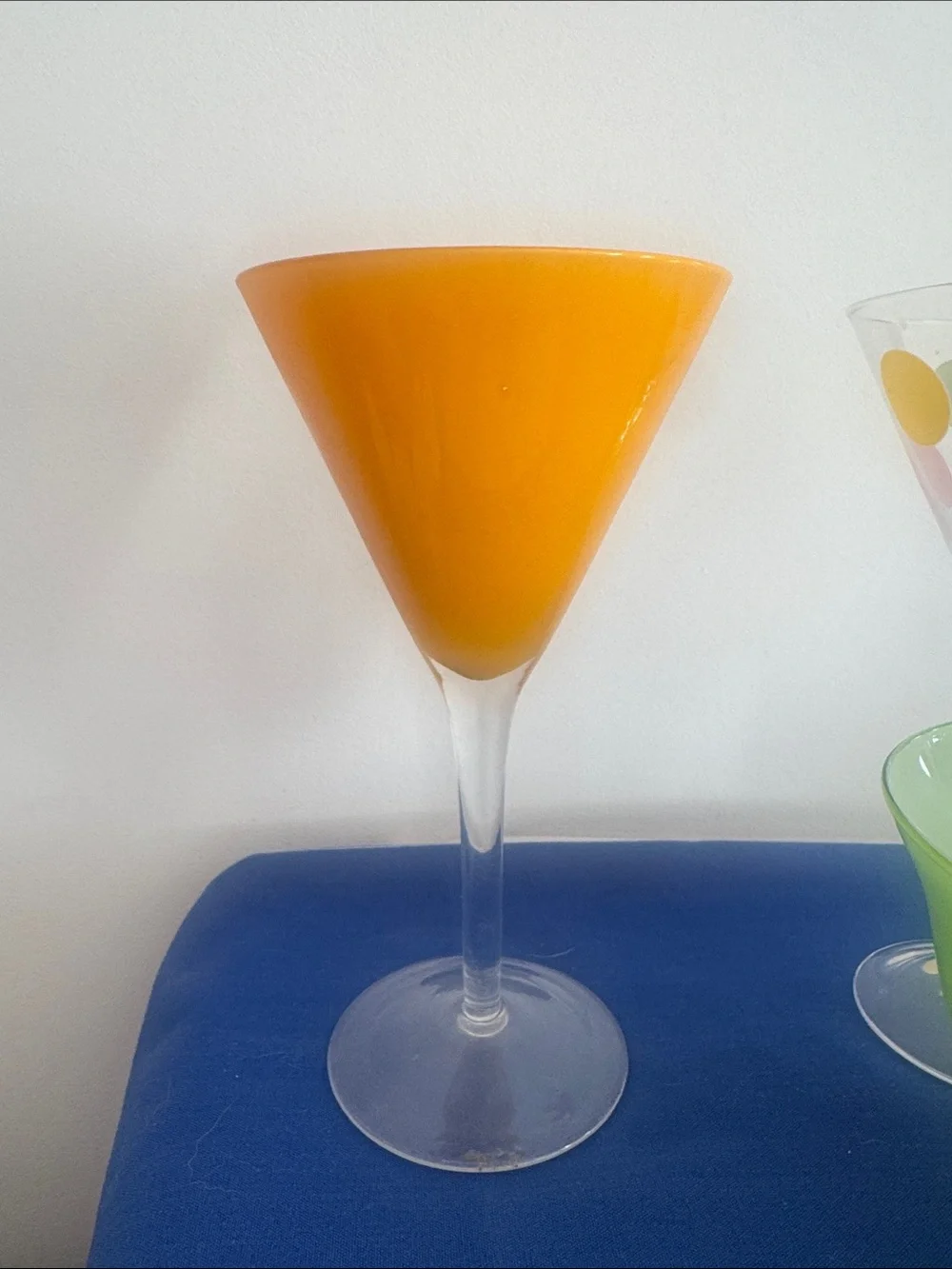 Martini bar set, 2 martini glasses, ice bucket, and 7 stirrers.