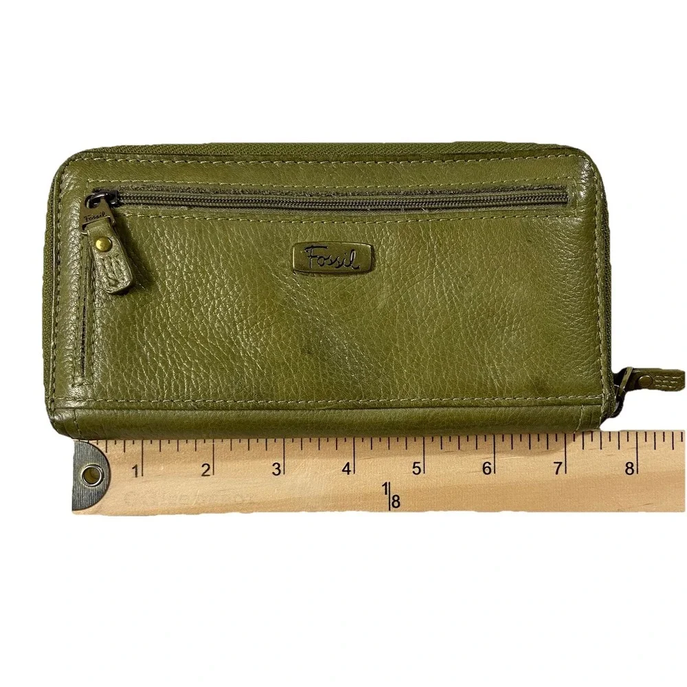 FOSSIL Avocado Green Pebble Leather Zip Around Wallet Card Holder Quiet Luxury