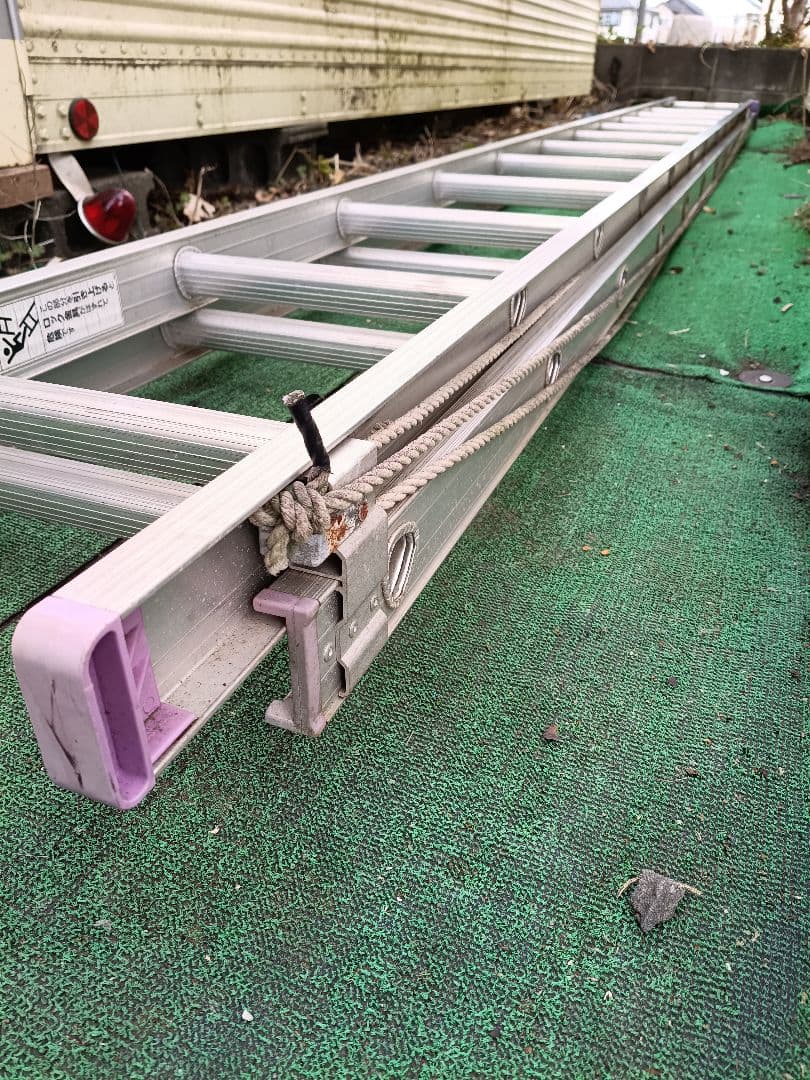 First come, first served! ALINCO 2-section ladder, approx. 8.8m. Pickup only in Ome City.