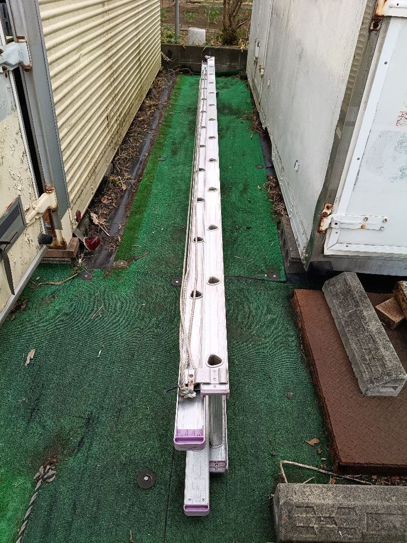 First come, first served! ALINCO 2-section ladder, approx. 8.8m. Pickup only in Ome City.