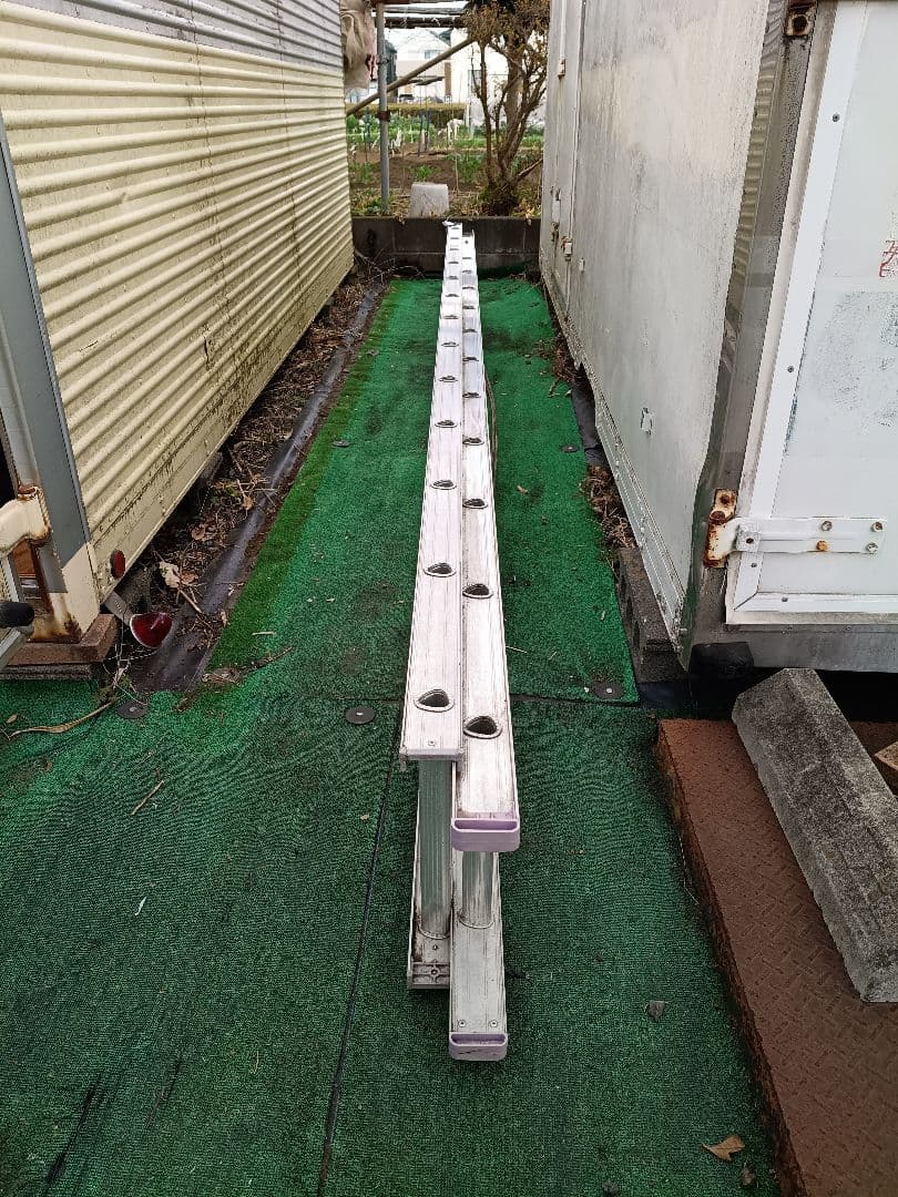 First come, first served! ALINCO 2-section ladder, approx. 8.8m. Pickup only in Ome City.