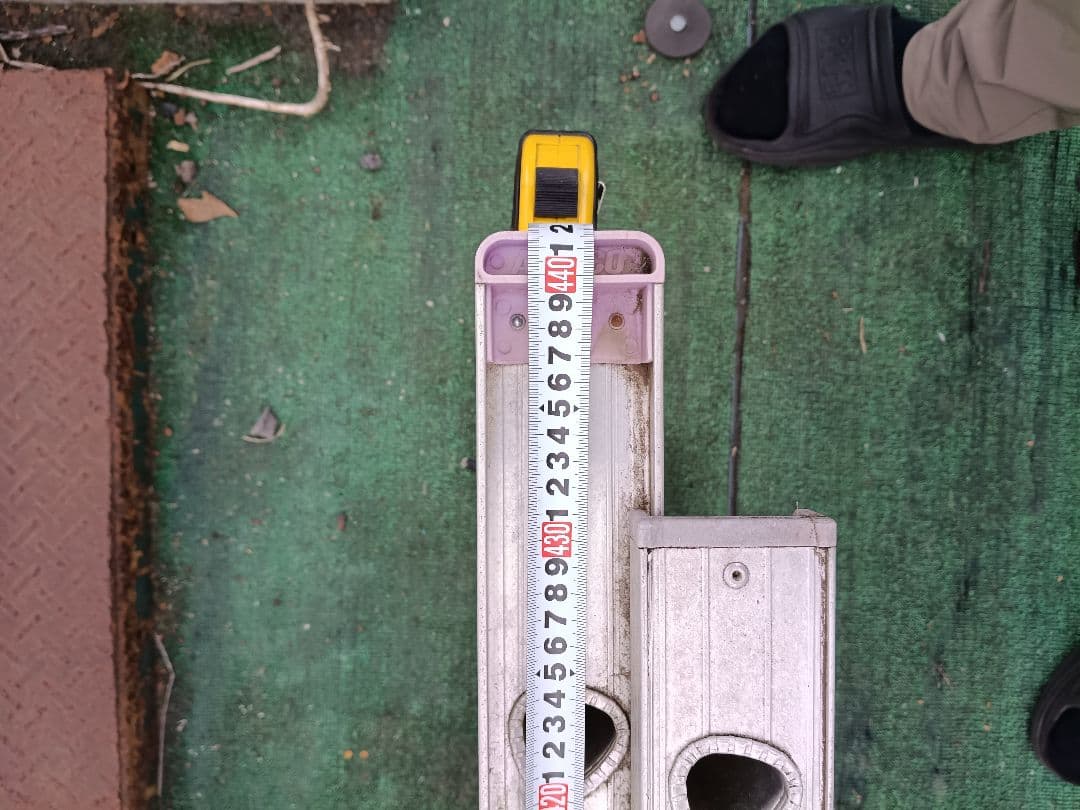 First come, first served! ALINCO 2-section ladder, approx. 8.8m. Pickup only in Ome City.
