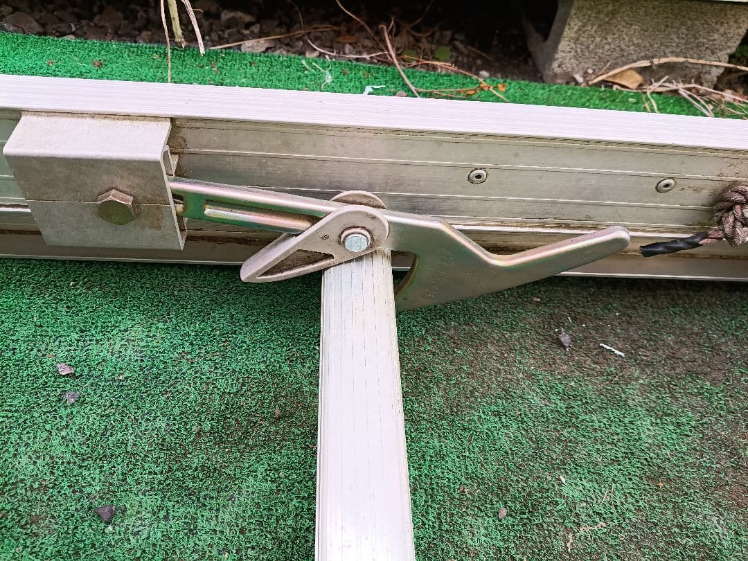 First come, first served! ALINCO 2-section ladder, approx. 8.8m. Pickup only in Ome City.